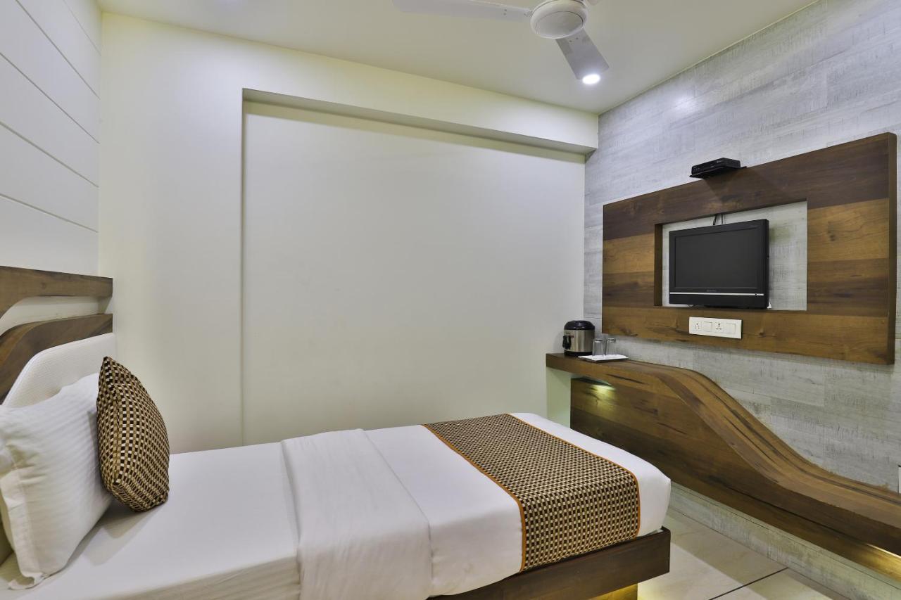 Hotel Pearl Вадодара Экстерьер фото