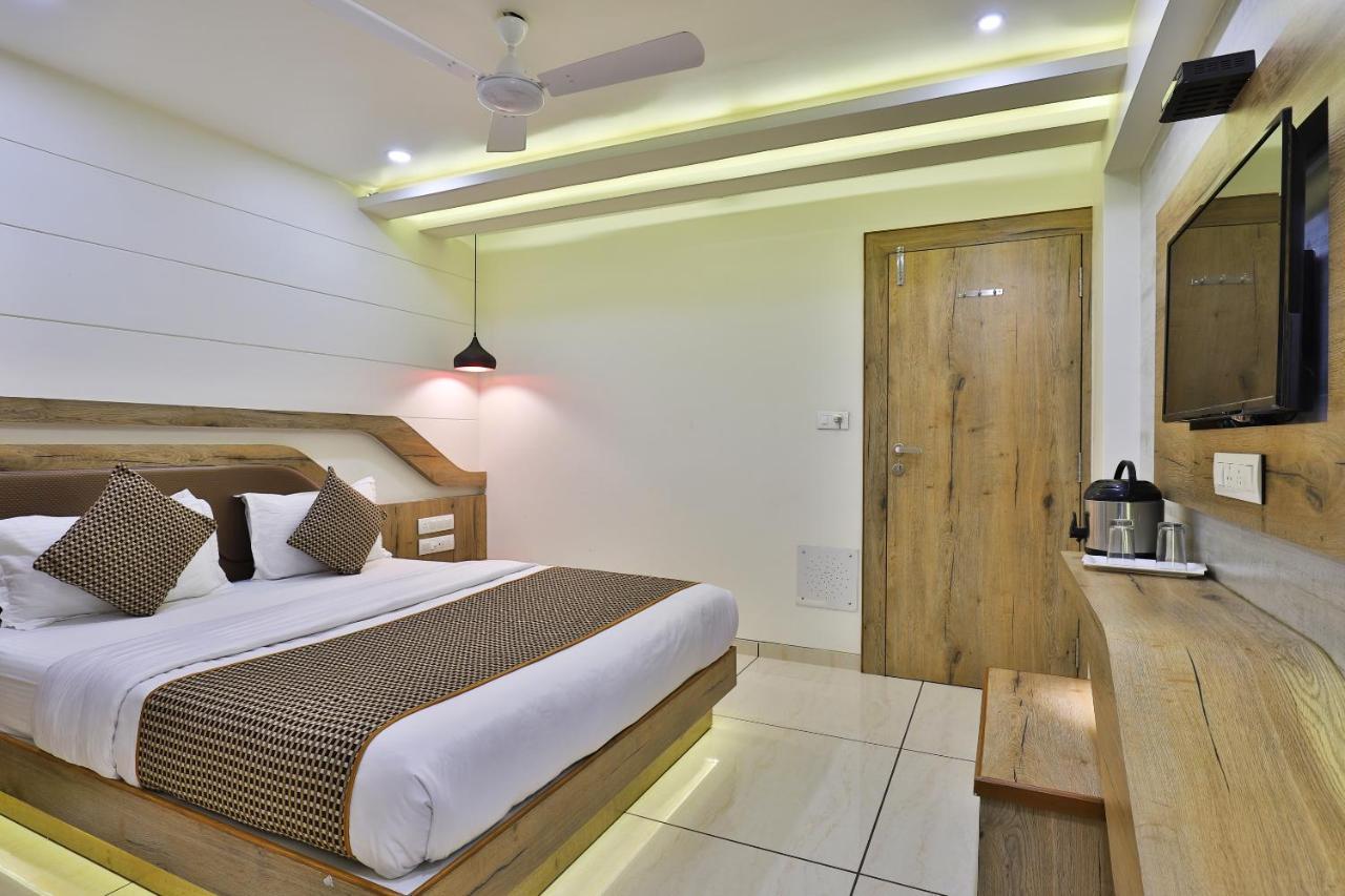 Hotel Pearl Вадодара Экстерьер фото