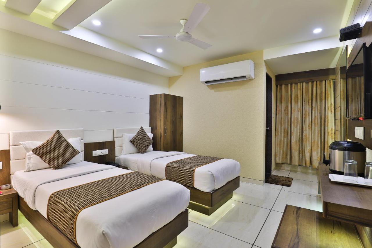 Hotel Pearl Вадодара Экстерьер фото